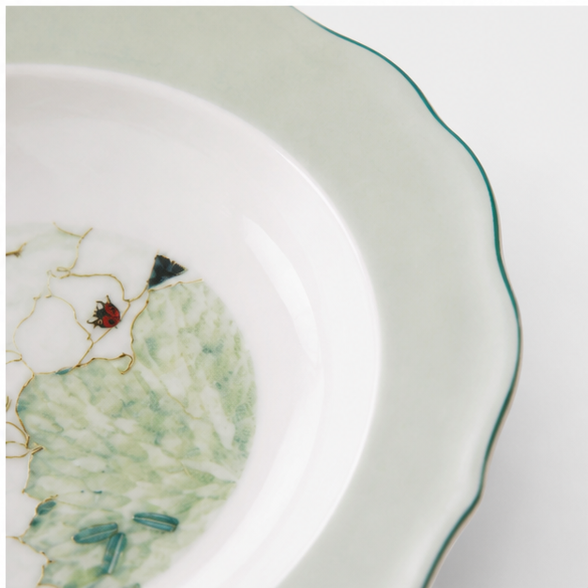 Chasing Light 7.5-Inch Scalloped Deep Plate close-up pattern and glaze detail