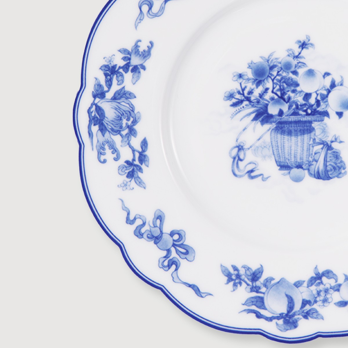 Golden Harmony Plate scalloped porcelain detail